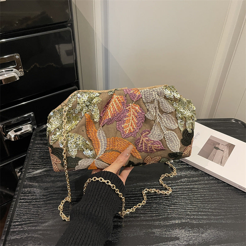 Pochette de soirée brodée avec bandoulière chaîne