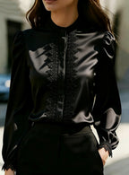 Haut chemise en satin avec patchwork de dentelle et col montant pour femme
