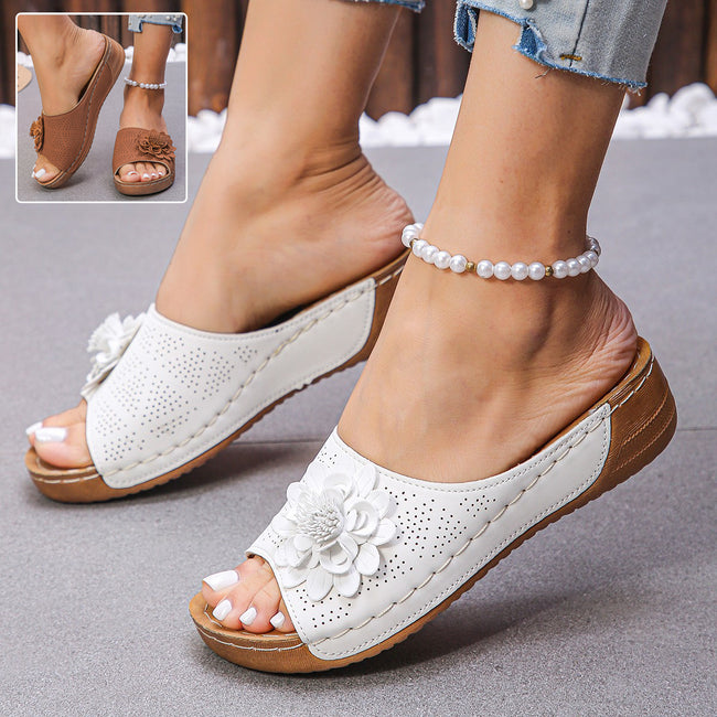 Sandales Compensées à Fleurs pour Femmes, Mode d'Été Rétro Creuses, Chaussures de Plage pour les Vacances Hover Image