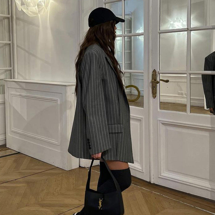 Ensemble de blazer et jupe rayés deux pièces