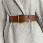 Un tailleur élégant rehaussé d'une large ceinture noire pour femme