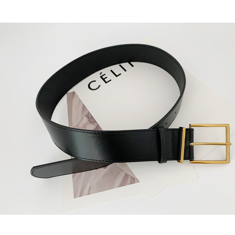 Un tailleur élégant rehaussé d'une large ceinture noire pour femme