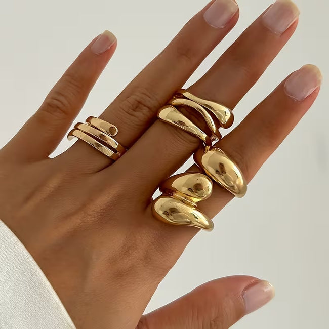 Un ensemble de 4 bagues élégantes et minimalistes dorées, réglables et ouvertes pour femmes, avec un design géométrique en spirale multicouche et en forme de larme, adaptées à toutes les saisons. Hover Image