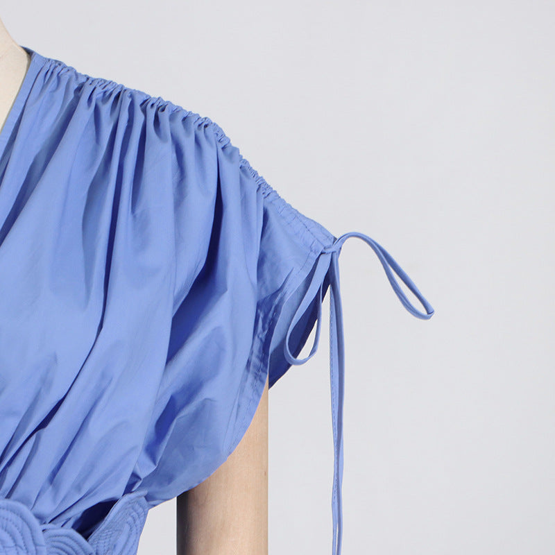Robe taille haute en dentelle à col en V avec lacets, plis et broderies florales