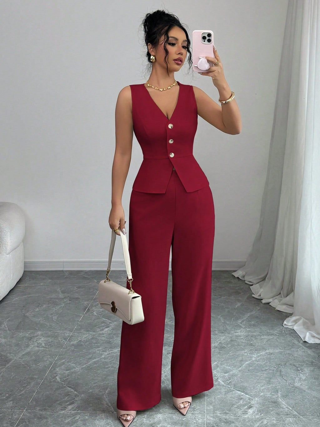 Ensemble deux pièces d'été sans manches pour femme : gilet moulant à col en V et pantalon taille haute.