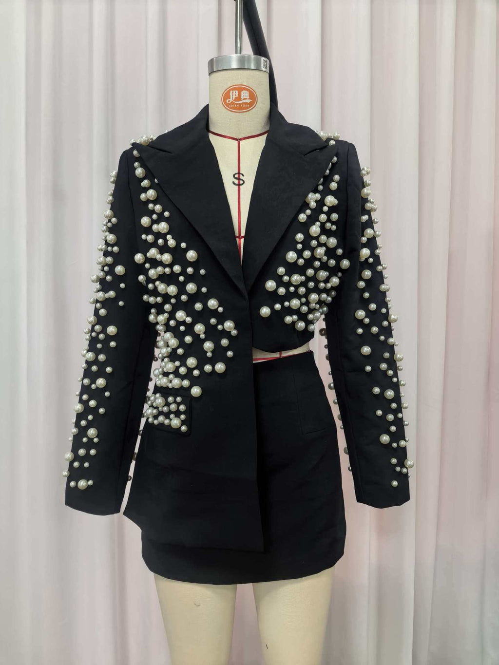 Ensemble deux pièces tailleur femme blazer et jupe perles brodés à la main
