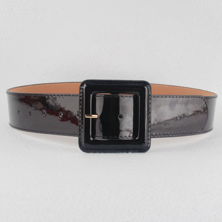 Ceinture décorative tout-aller pour femme avec boucle en cuir verni large