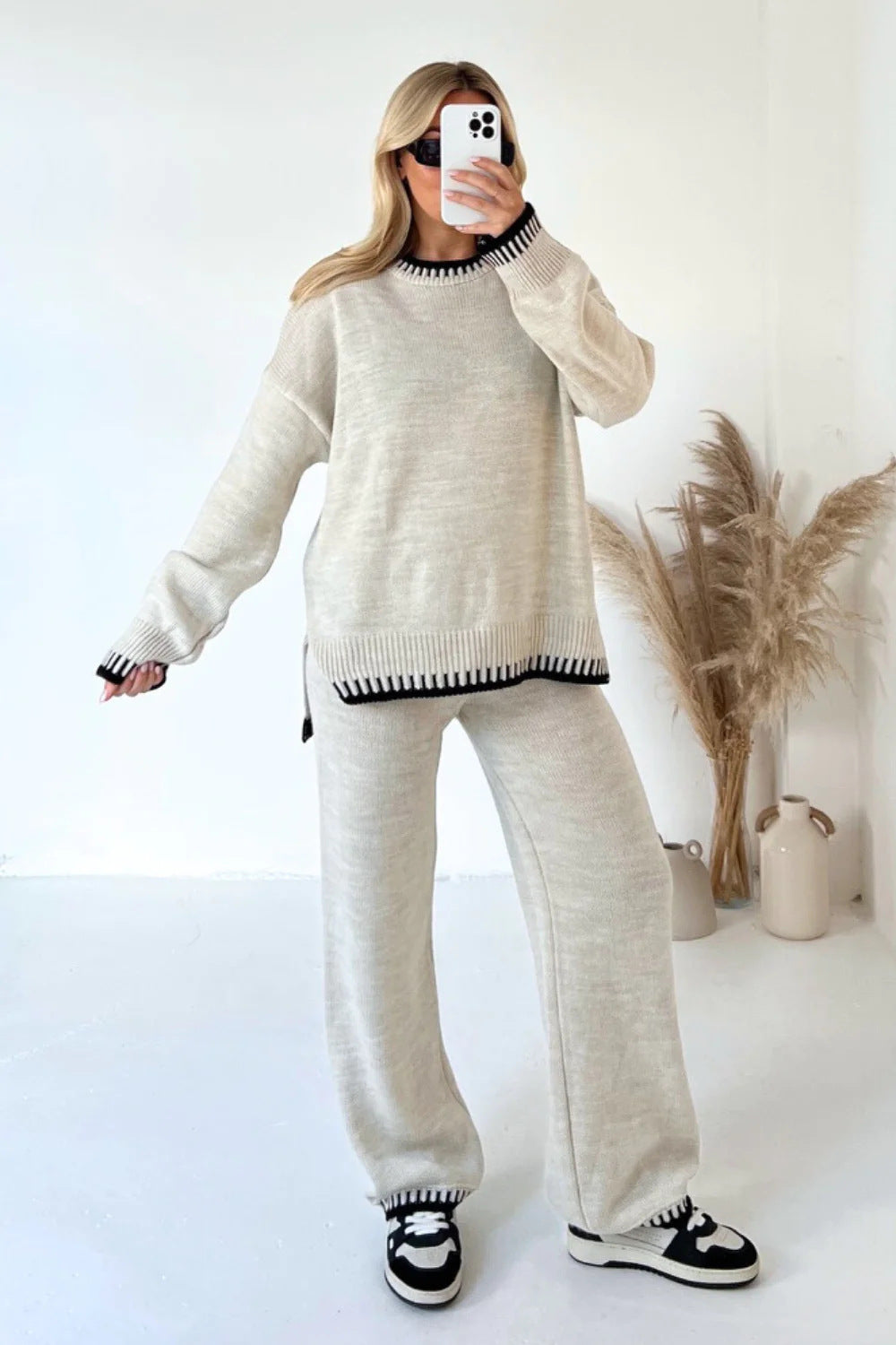 Ensemble deux pièces mode pour femme : haut pull à manches longues fendues et pantalon droit ample de couleur unie