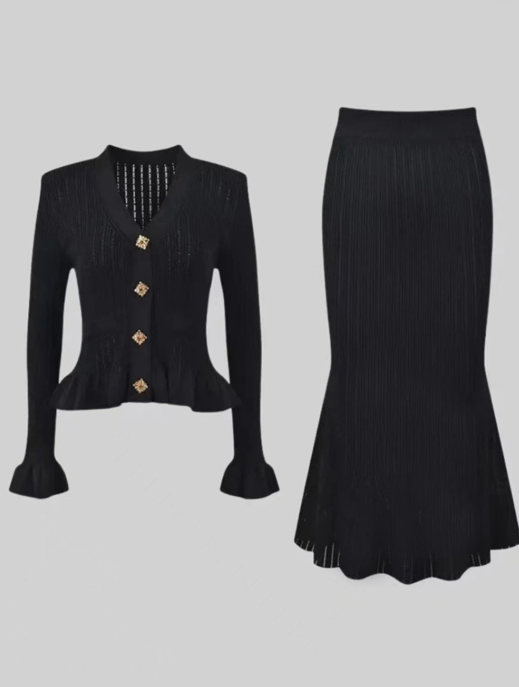Ensemble de tailleur avec ourlet à volants et col en V.