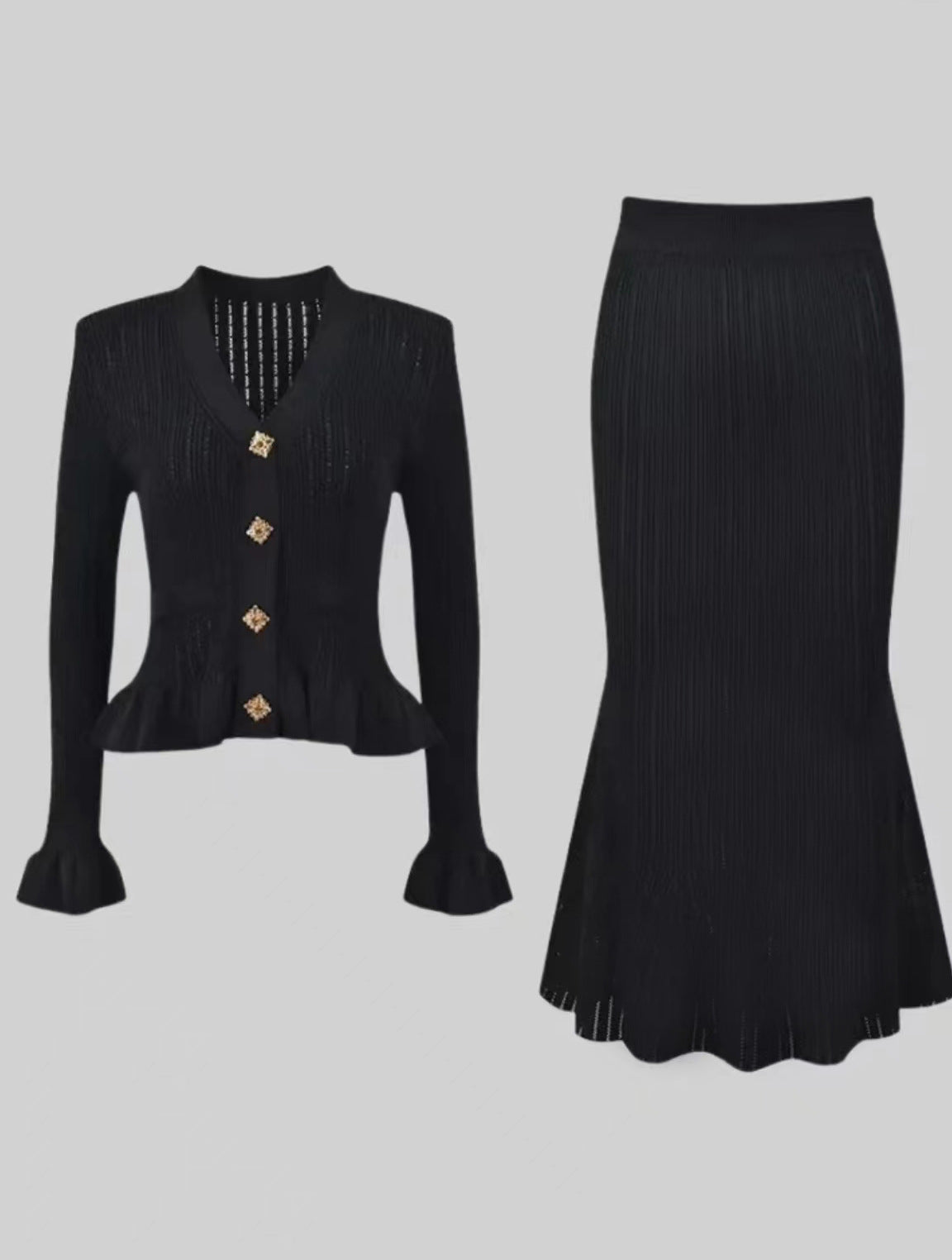 Ensemble de tailleur avec ourlet à volants et col en V.