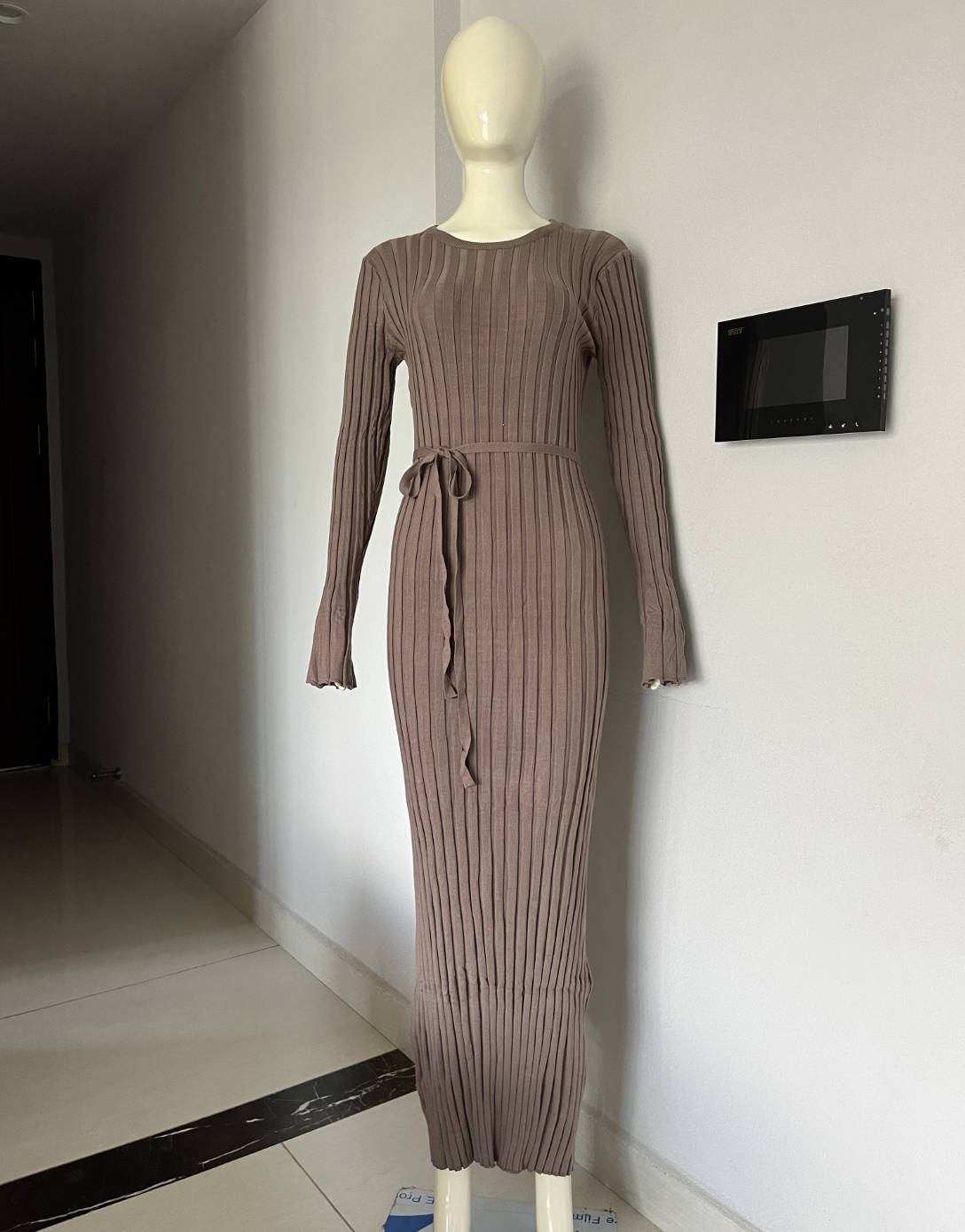 Robe en maille ajustée à col rond pour femme
