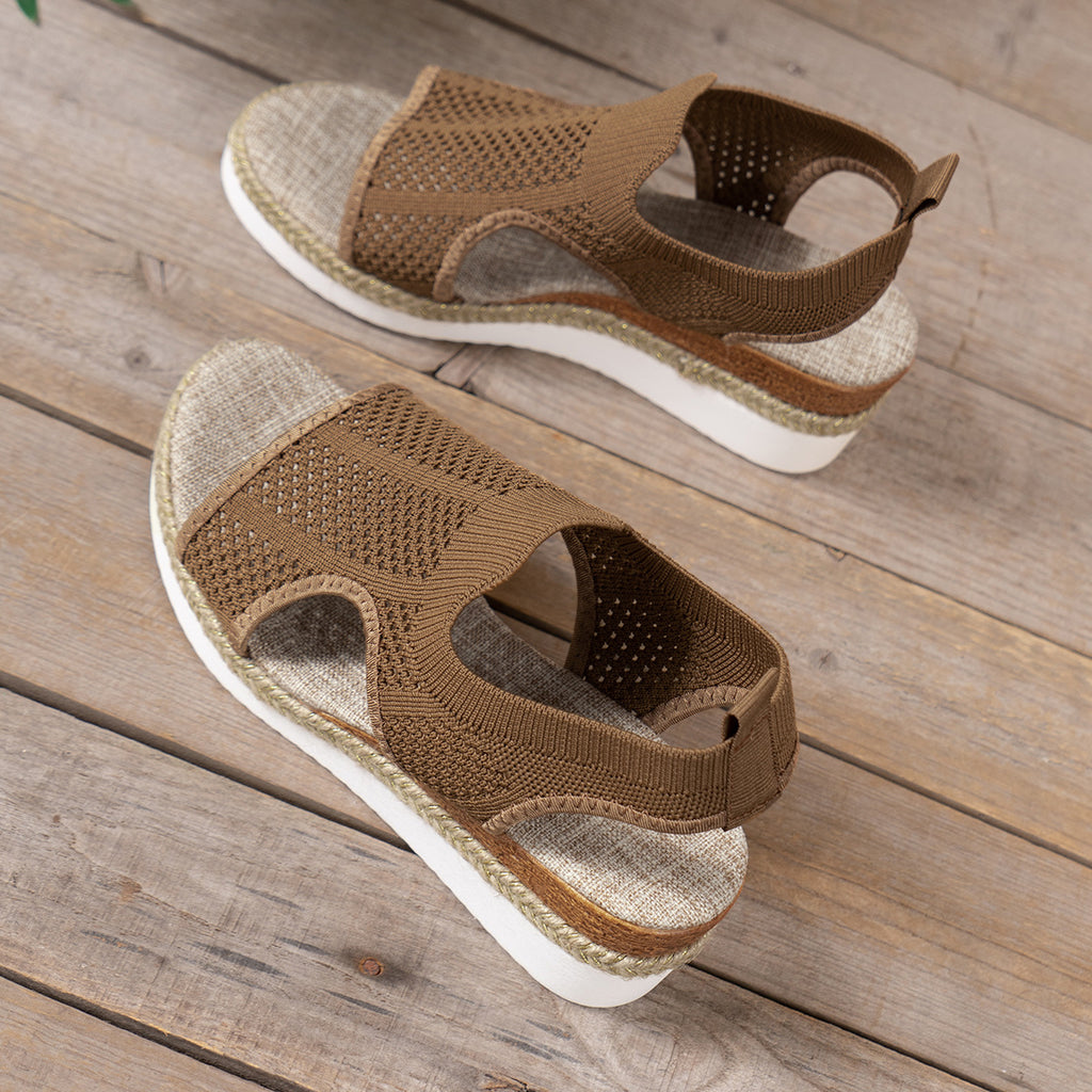 Nouvelles sandales d'été compensées creuses Chaussures en maille respirante tissées mouches pour femmes Sandales à bout ouvert