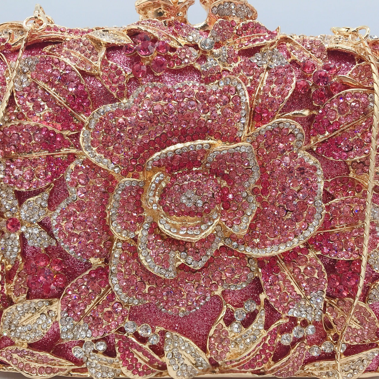 Pochette de soirée en métal rose, chaîne et diamants