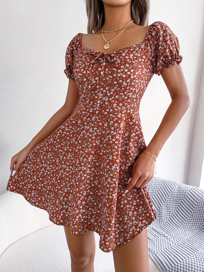 Robe décontractée femme à manches cloche, taille nouée avec cordon de serrage et imprimé floral fluide Main Image