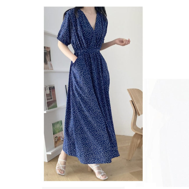 Robe Femme Col V Manches Courtes Ajustée à Pois Grand Ourlet Balançoire Main Image