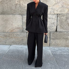 Ensemble deux pièces pantalon et veste de costume ajustée à la taille plissée, col en V et manches longues noires