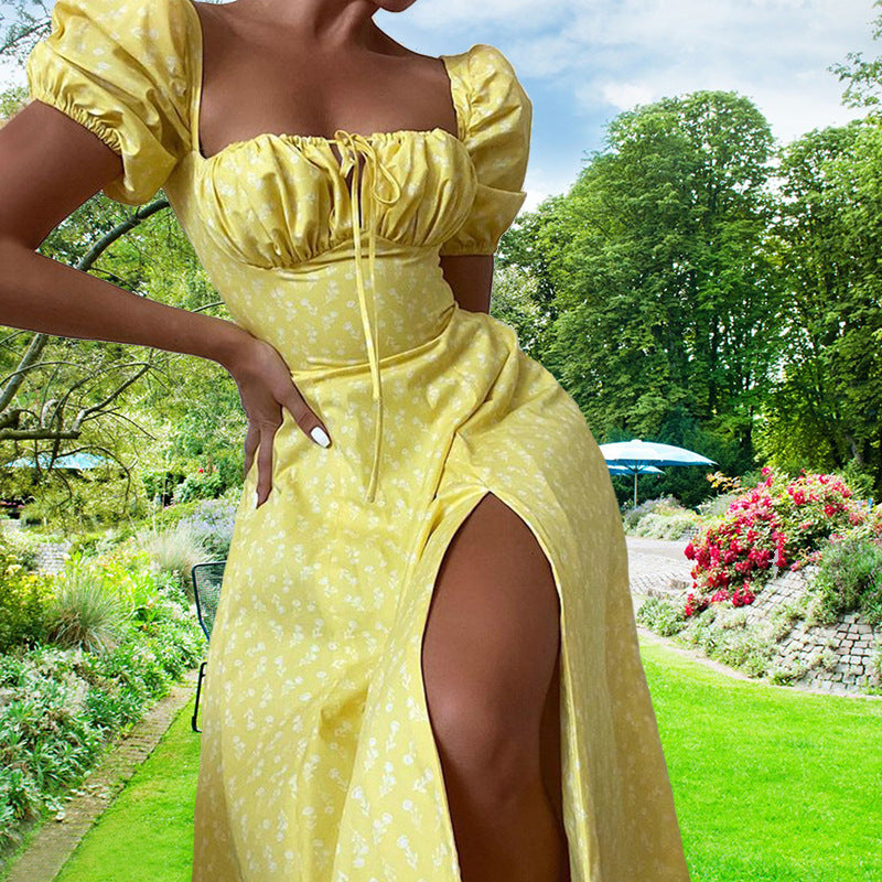 Robe à fines bretelles fleurie moulante pour femme