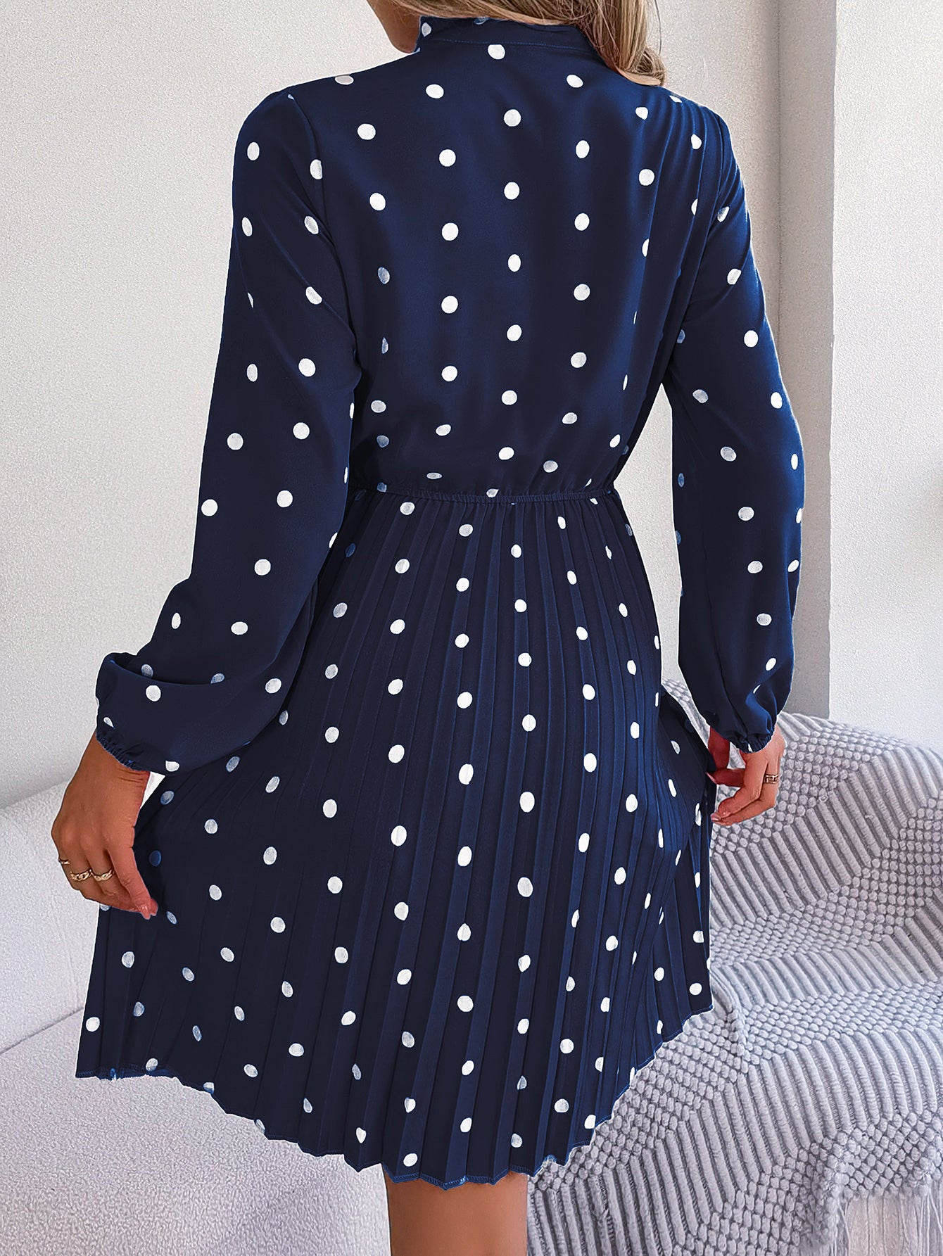 Robe longue plissée à pois et taille nouée à manches longues pour femme