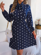 Robe longue plissée à pois et taille nouée à manches longues pour femme