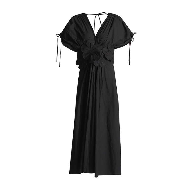Robe taille haute en dentelle à col en V avec lacets, plis et broderies florales