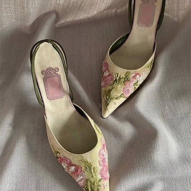 Talons hauts brodés pointus vintage Hover Image