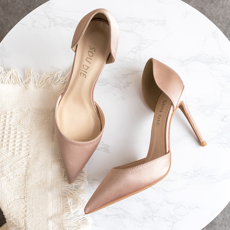 Escarpins à talons aiguilles, en satin de soie véritable, avec découpe et bout pointu.