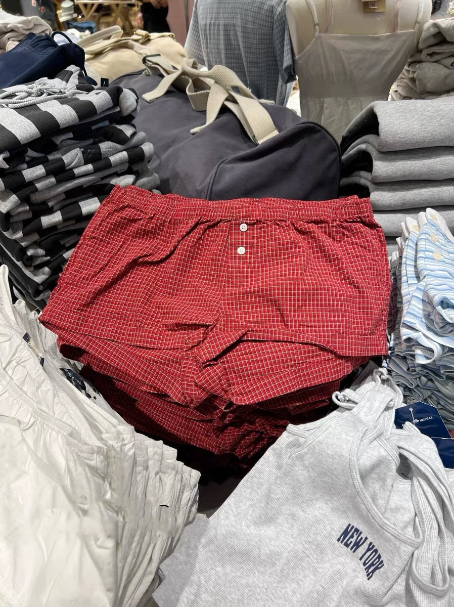 Shorts à carreaux rouges avec taille élastique et décoration de fermeture pour femmes