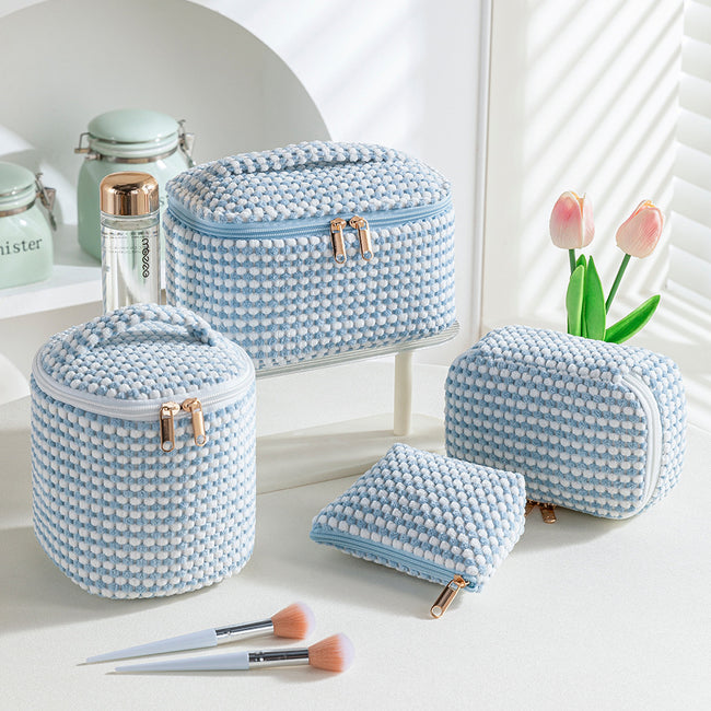 Trousse de maquillage en flanelle portable de voyage, ensemble de quatre pièces Hover Image