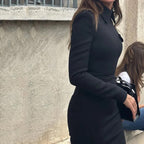Robe moulante unie avec drapé à la taille
