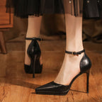 Escarpins en cuir à brides cheville et talons aiguilles