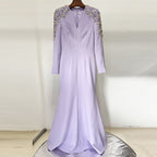 Robe à traîne courte fendue sur le devant, ornée de perles industrielles et de diamants