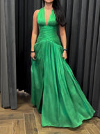 Robe émeraude décolleté plongeant avec jupe plissée et fente latérale
