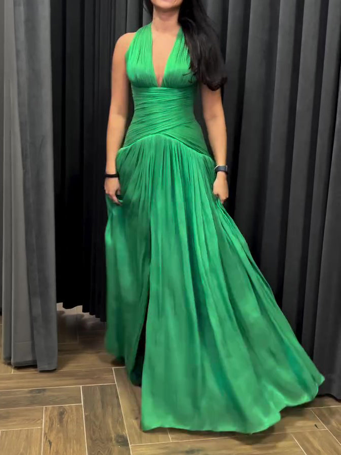 Robe émeraude décolleté plongeant avec jupe plissée et fente latérale