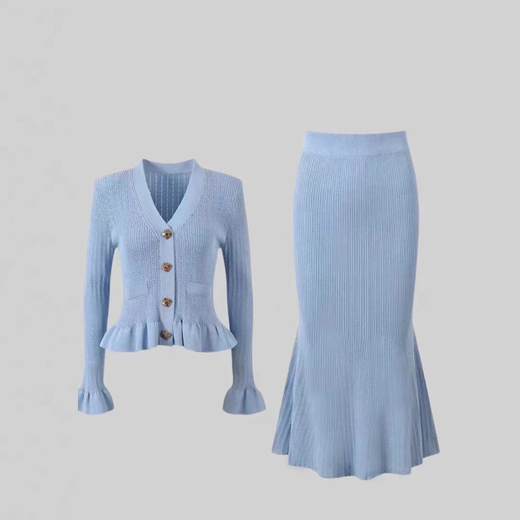 Ensemble de tailleur avec ourlet à volants et col en V.