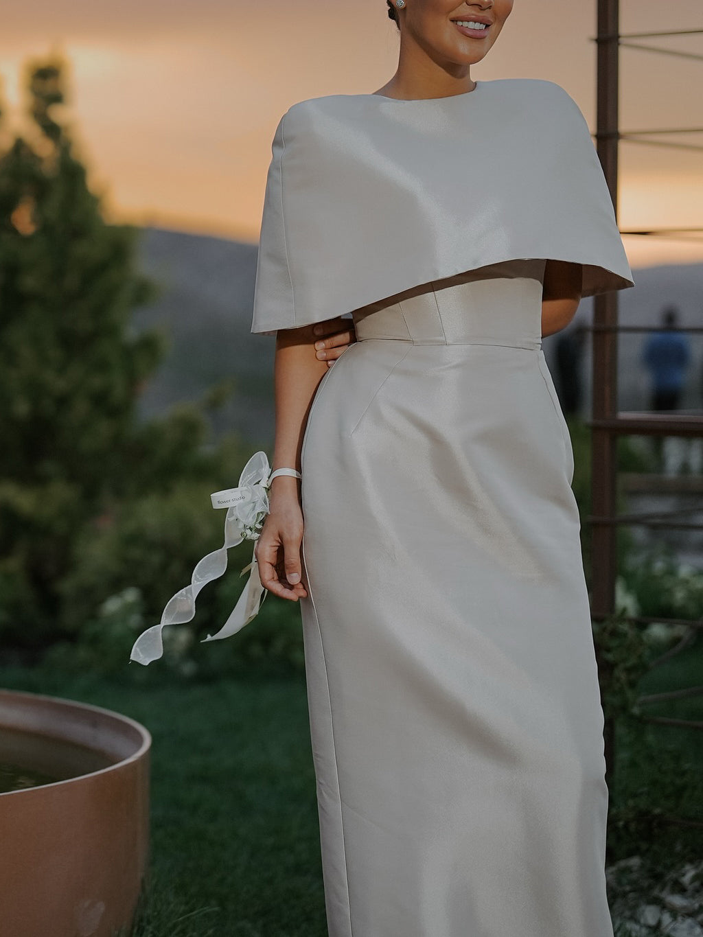 Ensemble top coupe cape en satin et robe longue ajustée