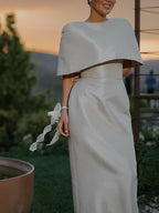 Ensemble top coupe cape en satin et robe longue ajustée