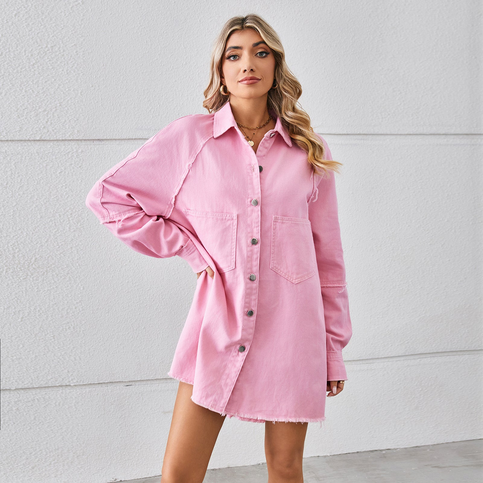 Robe en jean délavé à bords bruts, gilet long à manches longues surpiqué