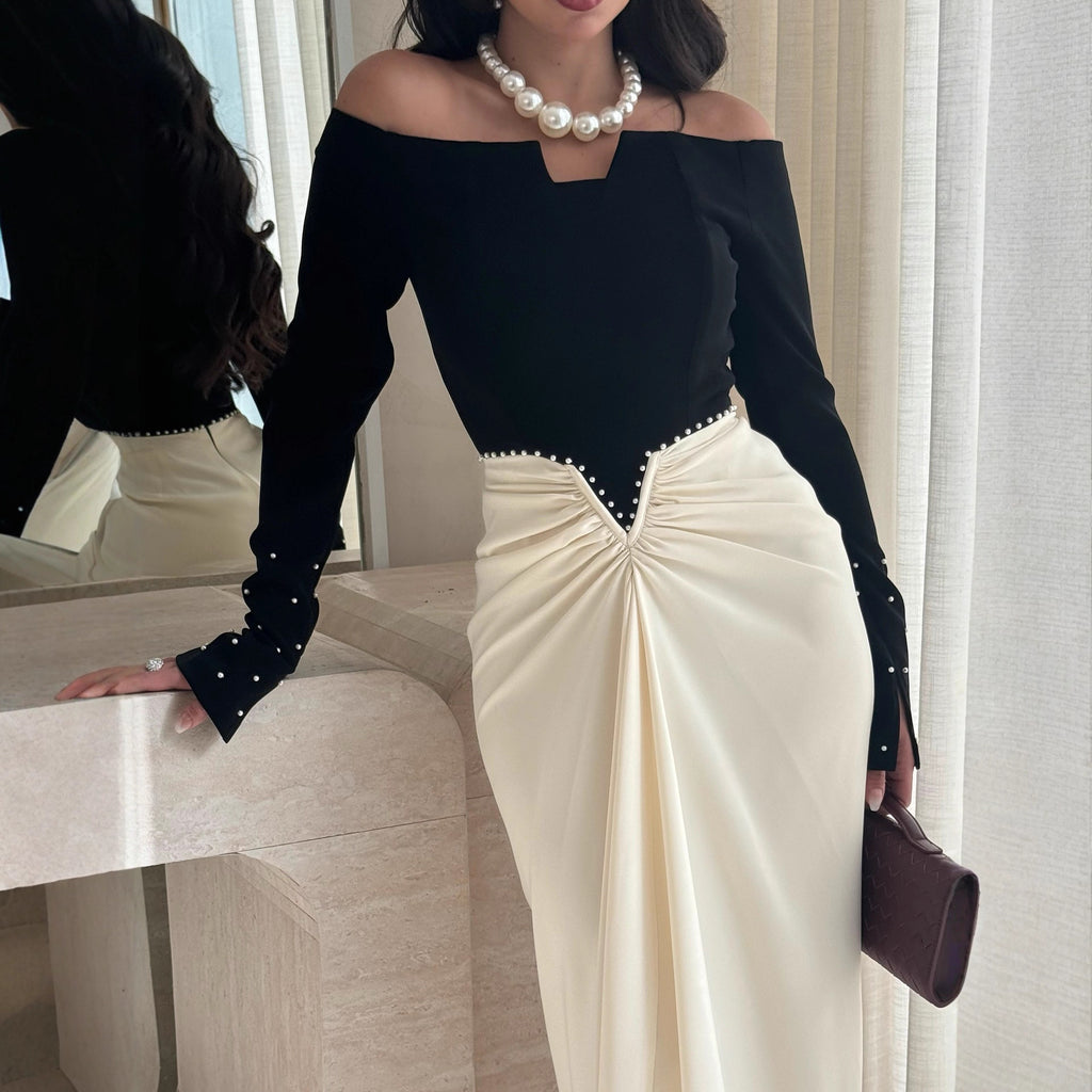 Robe fourreau élégante avec empiècements contrastés et ornements en perles