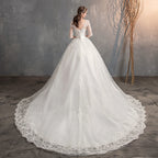 Robe de mariée, traîne, décolleté en V profond, dentelle