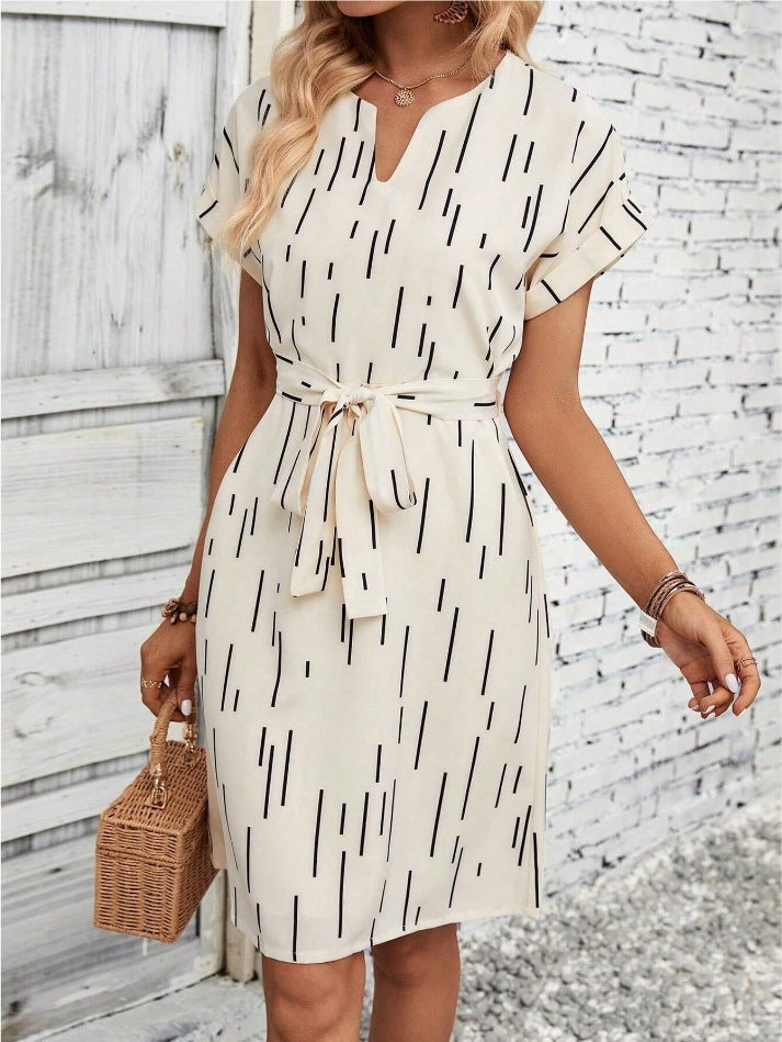 Robe à manches chauve-souris fendue au col avec ceinture à imprimé intégral pour femme