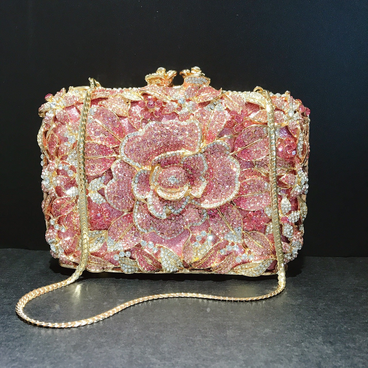 Pochette de soirée en métal rose, chaîne et diamants