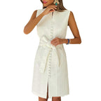 Robe ajustée sans manches texturée en blanc avec ceinture, style décontracté chic