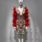 Robe longue en maille rouge ornée de plumes et de strass pour femme à manches longues