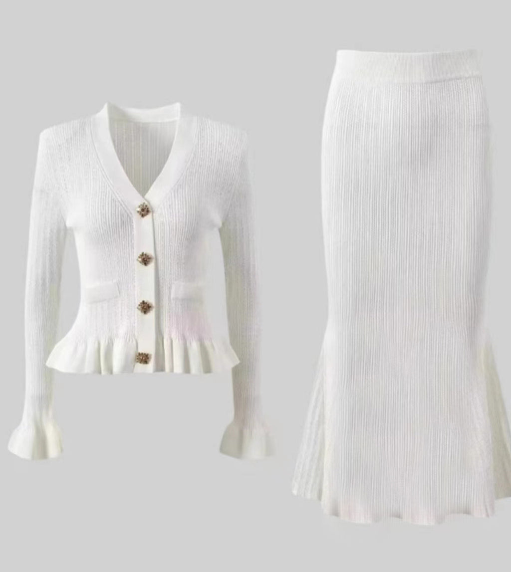 Ensemble de tailleur avec ourlet à volants et col en V.