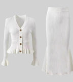 Ensemble de tailleur avec ourlet à volants et col en V.