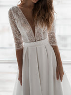 Robe de mariée longue en satin à manches longues brodée, col en V et dos en dentelle