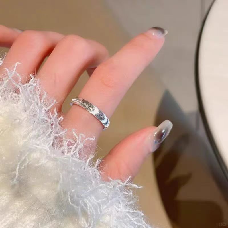 Bagues de couple simples et élégantes