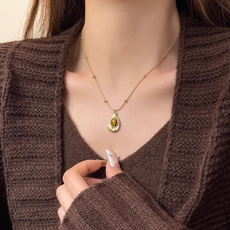 Collier d'ambre Pendentif irrégulier Rétro Chaîne de clavicule Chaîne de pull Bijou femme