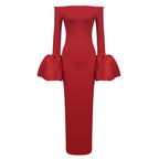 Robe rouge et noire moulante à manches longues et manches lanternes à la française