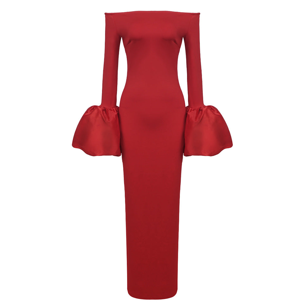 Robe rouge et noire moulante à manches longues et manches lanternes à la française